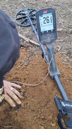 Salí a buscar un tesoro con mi detector de metales y esto fué lo que encontré. | Detector de metales y tesoros