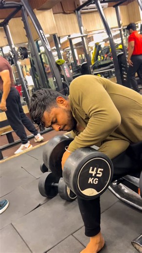 45 kg wrist curls today — building real arm-wrestling power from the foundation. Most people only focus on biceps and forearms, but wrist strength is the hidden weapon. Wrist curls directly target the forearm flexors, the muscles responsible for grip, wrist control, and that explosive finishing power in arm wrestling. When your wrists are stronger, your grip gets tighter, your control increases, and your opponent feels your pressure from the very first second. This exercise also helps stabilize