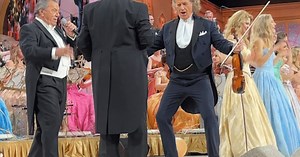 André Rieu (76) gooit de heupen los en kijkers geloven ogen niet