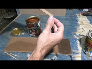 Aplicando stain com um pedaço de pano em mdf tratamento madeira