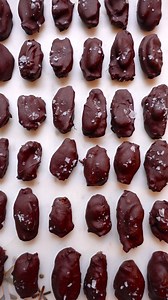 bring these to your cookie swap!🎄 Imagine this. It’s 1 hour before your cookie swap party and you DIDN’T MAKE ANY COOKIES. The horrors. Anxiety strikes. Fear kicks in! What do you do??? Ok it’s not that serious and even if you do REMEMBER to make something for your cookie swap, give these a try. *I literally have these written out as “dates on crack”. So that should tell you how good and addicting they are!* They’re like the most perfect lil chocolate candy bar you’ve ever had, but they’re good