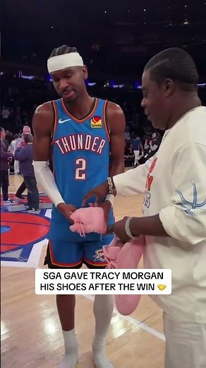 SGA gives his shoes to Tracy Morgan after the win in NYC 🤝