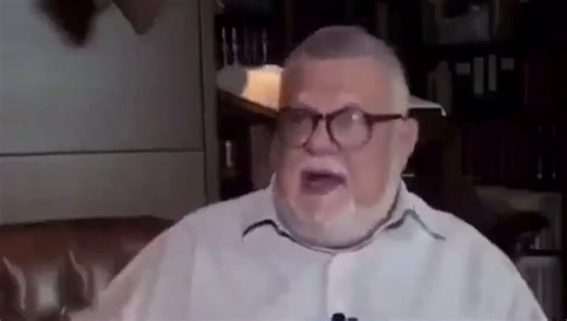 CELAL ŞENGÖR:"İsmim Celal. Ben babaanneme bakıyorum;mavi göz, sapsarı saç, şahane bir endam... Sırp kızı.Gayet açık. Dedeme bakıyorum; tipik bir Arnavut.Sırp karışımı var belli.Anneanneme bakıyorum; tipik bir Helen.Benim damarlarımda bir damla Türk kanı yok abi.Biz göçmen miyiz? Ya biz burayı kuranlarız be!Yani biz olmasak Türkiye Cumhuriyeti olmayacaktı belki. Sevr'e hapsolmuş oturuyor olacaktık."