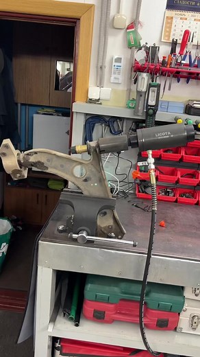 Hydraulic Jack Repair Techniques in Workshop