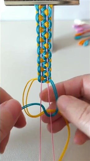 Instructions for tying a wave shaped bracelet #crafts #diy #bracelet
