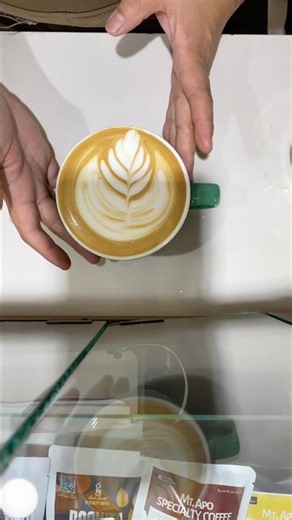 Just keep pouring 😊☕️ #latteart #coffeelatteart #coffee #barista #baristaali #fyp #latteartist
