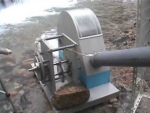 090808ｺｱﾚｽ発電機のフィールドテスト small hydroelectric power generator