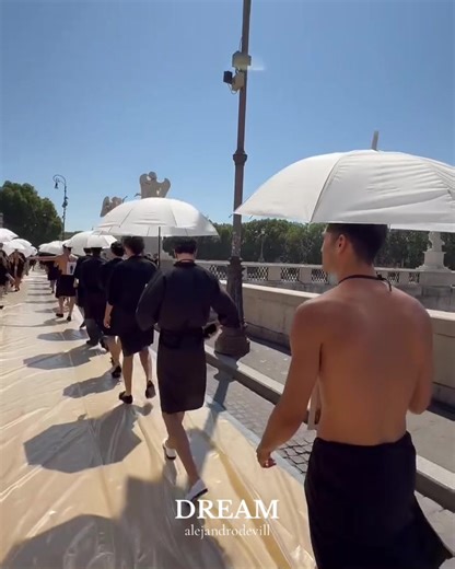 Deslumbrante Desfile de Modelos en la Pasarela