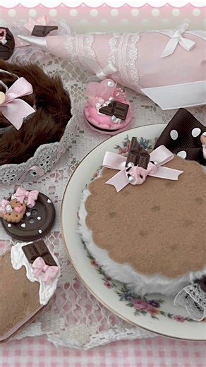 ʚ 𝗻𝗶𝗰𝗼𝗹𝗲 ɞ on Instagram: "diy biscuit keychain 🥐🎀🍪 #diy #diyinspo #neapolitan #pinterestinspired #jfashion #craft #craftideas #chocogirl #cutediy #cuteaccessories #neapolitangirl #diycraftideas"