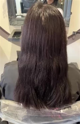 Full head hair extensions transformation ✨ Done by Joel🤎 Seamless tiny tip extensions added for natural length, soft volume, and flawless movement 🤍 Each extension is carefully placed to blend effortlessly with her natural hair, creating this smooth, glossy finish with cascading waves. Lightweight, discreet, and customized from root to tip for a look that feels just as good as it looks 💫 Perfect for anyone wanting fuller, longer hair without sacrificing comfort or realism. #hairextensionspeci