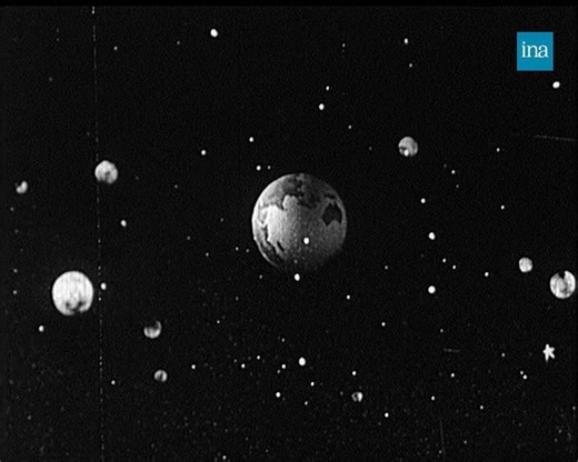 11K views · 89 reactions | IL Y A 65 ANS  Voici l'intégralité du journal hebdomadaire des Actualités françaises du 23 décembre 1959, diffusé à l'époque dans les salles de cinéma. Cette semaine, il est notamment question de la visite en France du président américain Dwight D. Eisenhower, de la vague de froid en Pologne, de l'arrivée des distributeurs automatiques de boisson sur les lieux de travail, et de la magie de la nuit de Noël. | INA | Facebook