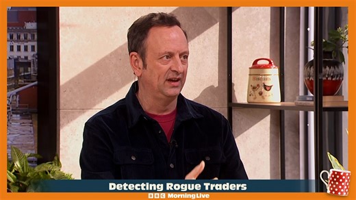 What are the warning signs of a rogue trader?
