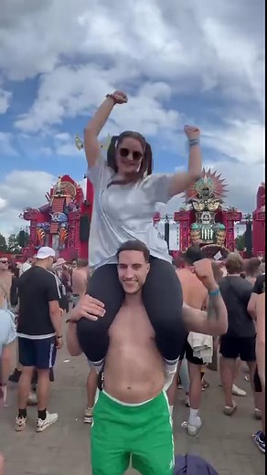 Shoulder rides on Instagram: "The festival is never complete without shoulder ride 🤩🥳😍🧚🏼‍♀️ #bestset#bestset#bestfrind#bestview #relax#favoutitedj#favouritesong#best#musiclife #lovemusic#ravefamilyshoulderride #raveteam #musicfestival#music#rave #ravefamily#favouritedj #shoulderrides#shouldersit"
