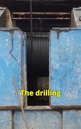 Drawworks in Drilling The drawworks is a large winch located on the drill floor of a rig. It is used to raise and lower the drill string and other equipment into and out of the wellbore. Main Components: 1. Drum – The rotating spool that holds the drilling line (wire rope). 2. Brake system – Controls the descent of heavy loads. 3. Transmission – Provides variable speed and torque. 4. Motors – Can be electric or diesel, supplying power to the drawworks. 5. Clutches and Gears – Engage or disengage
