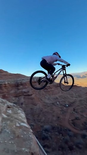Red Bull Bike on Instagram: "the girls went flying in their final practice 🚀😮‍💨 Get ready for the women‘s comp of Red Bull Rampage 2025. LIVE tomorrow on Red Bull TV. 👊 10:30 MDT | 18:30 CEST #freeride #mtb #mountainbike #bike"