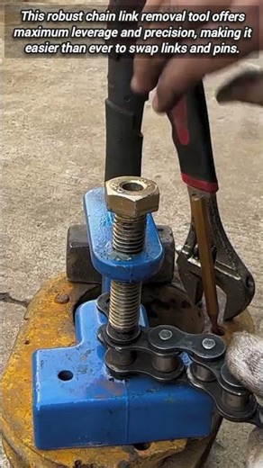 Effortlessly Remove Stubborn Chain Links Using This Manual Tool