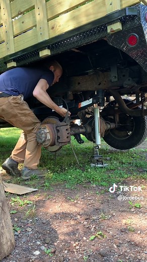 In part 5 of replacing the rear leaf springs on the F350, we're preppi...