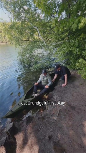 Das erste Mal im Kajak. Mann teste das VIK Faltkajak für seine erste Paddelfahrt