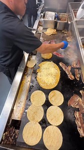 Adivina que está cocinando 👀 📍2621 W. 59th St., Chicago, IL 60629 | Taqueria Maravatio
