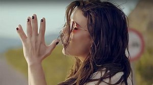 Simge 'Ben Bazen' şarkısıyla 2018'in yaz hit'i olur mu?