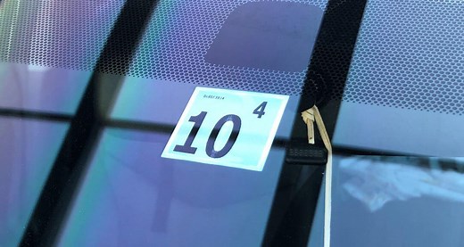 車検シールの貼る位置とは？見方や貼る場所、貼り方を解説