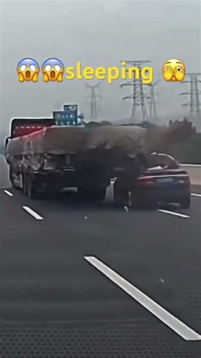 Falling asleep while driving 😱#roaddriver #driverlover #drivingsafety