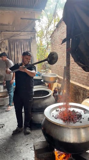 বিরিয়ানির দম দিতে গিয়ে হঠাৎ বাচ্চা দা বিরিয়ানির ওপরে কি দিচ্ছে😱 #food #shortsfeed #streetfood