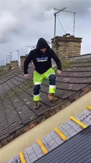 Funny construction video #ConstructionFail #WorkplaceSafety #RoofingFail #JobSiteAccident