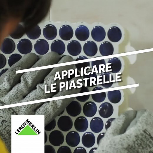 Le piastrelle adesive sono la soluzione più versatile, pratica, economica nonché di facile e rapida applicazione; sono ignifughe, resistenti al calore, all’umidità e agli schizzi d'acqua. Il componente brevettato in gel, conferisce alle piastrelle un effetto tridimensionale simile alla ceramica. Ideali per i rivestimenti in cucina e in bagno, ma non solo! Scopri il video completo sul nostro canale YouTube. | Leroy Merlin Italia
