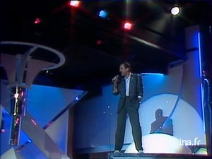 ♫ J'ai la tête ailleurs J'suis un peu trop rêveur Pour un taxi driver Elle part loin d'ici Loin d'ici Loin de ma vie ♪ - Loin d'ici, ici sur le plateau de "Champs Elysées" en octobre 1984 ► Vidéo complète : https://www.youtube.com/watch?v=6M3cn5EQSBE | Michel Delpech