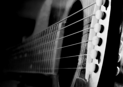 back numberのハッピーエンドのPVに出演している女性は誰で名前は？