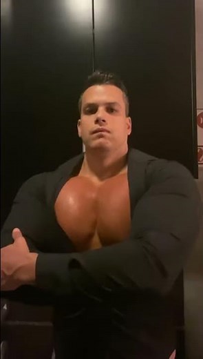 Muscleworship Pwc bounce in tight shirt