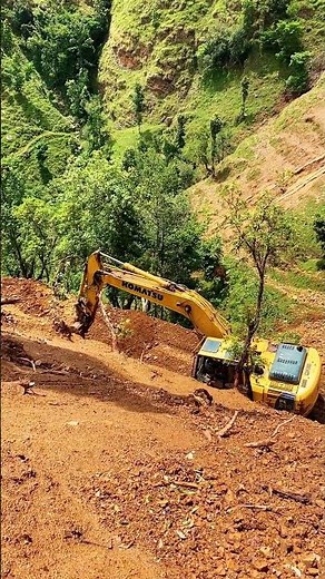 Building a smooth dirt road with an excavator
