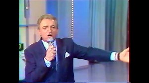 📺 Vous souvenez-vous de Dimanche Martin ? 📺 Dans les années 80, "Dimanche Martin" était LE rendez-vous incontournable des dimanches sur Antenne 2, enfin surtout pour nos parents et grands-parents ! 📡👏 Animée par l’emblématique Jacques Martin, l’émission mêlait variété, humour et jeux… mais soyons honnêtes : pour nous, enfants à l’époque, c’était souvent un tantinet barbant 😅. Heureusement, on pouvait compter sur quelques moments vraiment cool pour nous tenir en haleine ! Entre deux séquence