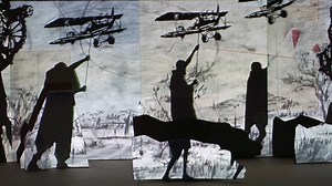 Ab heute wieder bei uns zu sehen: Die Ausstellung von William Kentridge ist die bisher größte Retrospektive des südafrikanischen Künstlers. In der neuesten INTRO-Folge erklären wir, wie Kentridge mit Licht und Schatten umgeht. ▶︎ Mehr INTRO auf YouTube: bit.ly/2WB0MaC #WilliamKentridgeDTH | Deichtorhallen Hamburg