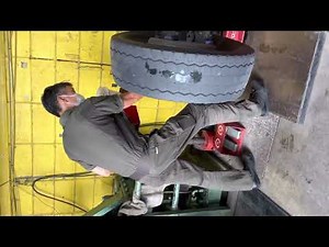大型トラックのタイヤ交換12本とかんたろう。
