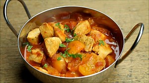 Hands up if you love a good curry? 🙋‍♂️. Due to popular demand, I've filmed the Chicken Dopiza recipe from the 1st High Protein Handbook. It's a tasty little number for sure! ❤️😍 Get the full recipe, macros and serving sizes here: https://www.foodforfitness.co.uk/hph | Scott Baptie