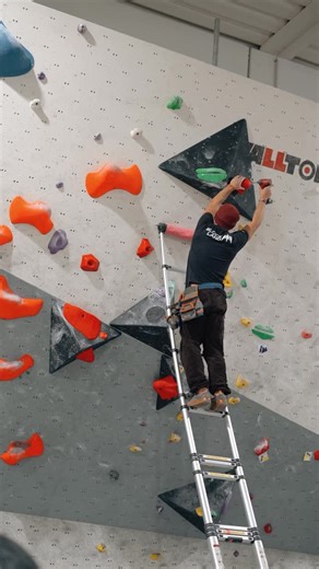 BlockLand on Instagram: "E tu, lo sapevi? In palestra siamo sempre pronti a sfidarti con nuove proposte! Ogni settimana, i nostri tracciatori lavano, montano e provano 12 nuovi blocchi, adatti a tutti i livelli: dai più semplici per i principianti ai più impegnativi per i veri “tenenti”. E non é finita qui… Ogni mese, scopri il nostro Gift Boulder esclusivo, un percorso unico che ti metterà alla prova e ti darà la possibilità di partecipare ad un’estrazione a premi😋 In totale, quasi 50 nuovi bl