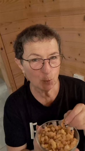 BACKERBSEN schmecken köstlich in der Suppe, man kann sie aber auch als Knabberei zwischendurch genießen. #hausmannskost #backerbsen #fragdieoma | frag-die-oma.blog