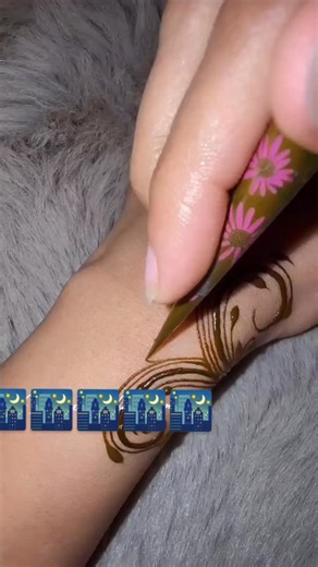 Mehndi Artist Nuriya on Instagram: "Unique heena design tutorial 🌿🌿🌿#reel #viral #heenatattoo"