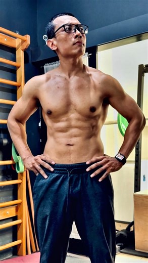 Sandhika Galih - Workout Journey on Instagram: "RK versi open source 😅 Tapi beda jauh lah ya Paling sama2 lagi aura farming aja 🤭"