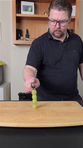 Sharpness Test: Cutting stack of grapes with a ‪@ShunCutlery‬Knife. #knifesharpening #knifeskills