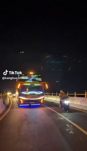 “Enakeun”#videobus #tunggaljayatransport #viral #fyp #basuri #busmania