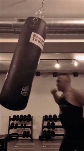 Aggressives Boxen am Sandsack #boxen #agressive #unfall #Highlights