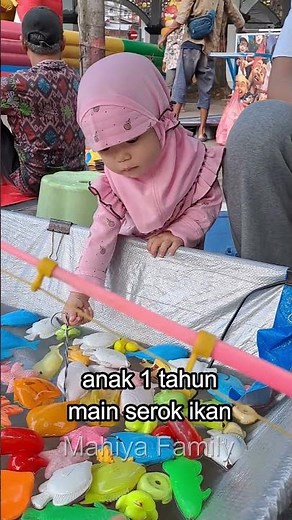 Anak 1 Tahun Main Serok Ikan
