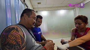 1M views · 69K reactions | ឪពុករុំដៃឲ្យកូនស្រីឡើងប្រកួតនៅសង្វៀន លោកគ្រូ អេ ភូថង និយាយខ្លះៗពីយ៉ានុត https://youtu.be/Np0Pn-C22yI | Seng Moliny Journalist | Facebook