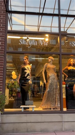 #livingmannequinperformance from @sheyla_vie_collections last night ✨ | CB Modeling School