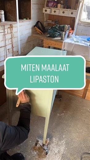 Ensin pesu ja puhdistus, sitten hionta ja maalaus, - lopuksi vahataan puuosat ja kiinnitetään uudelleen putsatut vetimet 😍 Anna vanhalle kalusteelle mahdollisuus ♻️ 📽️ IG: thewhitethistle #pensselitheilumaan #frenchicmaalit #maalaustok #teeseitse #maalaushommia #maalausprojekti #kalustemaali #pintakäsittely #vihreä #vinkitjakoon #neuvot #ohjeet #blogi #frenchic