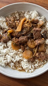 Classic American Chop Suey. A good food memory for many. On instagram this recipe is linked on my profile and on Facebook it’s linked in the comments. | The Tipsy Housewife