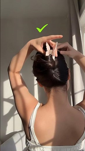 How to fit a Small Claw Clip in your Hair!